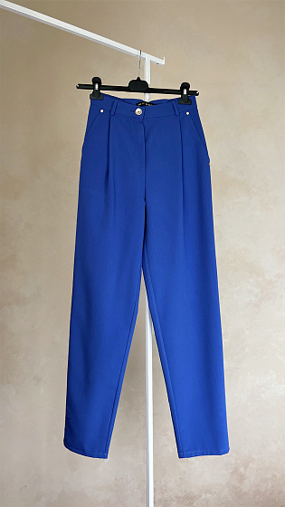 Stylish trousers. There are pockets on the sides, a metal branded “AZURI” patch is sewn on the pocket.