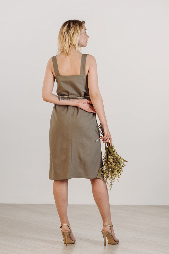 Льняное миди платье на бретельках и пуговицах