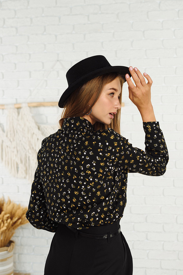 Черная рубашка в цветочный принт