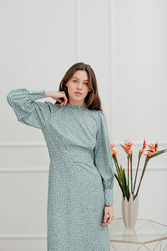 Платье с воротником-стойкой с нежными рюшами.