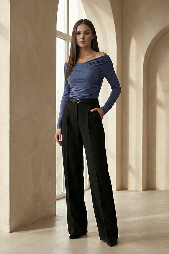 Синій приталений лонгслів із запахом і драпіруванням