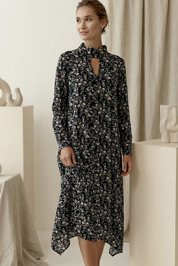 Свободное платье-трапеция с асимметричным низом