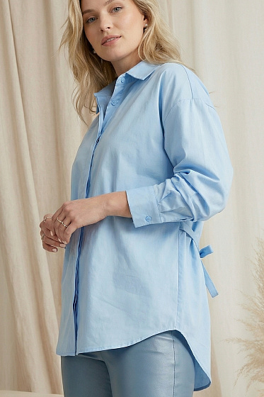 Подовжена сорочка оверсайз зі спущеною лінією плечей та акцентною спинкою. Модель доповнена кокеткою, шлевками та поясом для регулювання силуету. Класичний комір та манжети підкреслюють стиль. Ідеальний вибір для багатошарових образів та повсякденного гардероба.