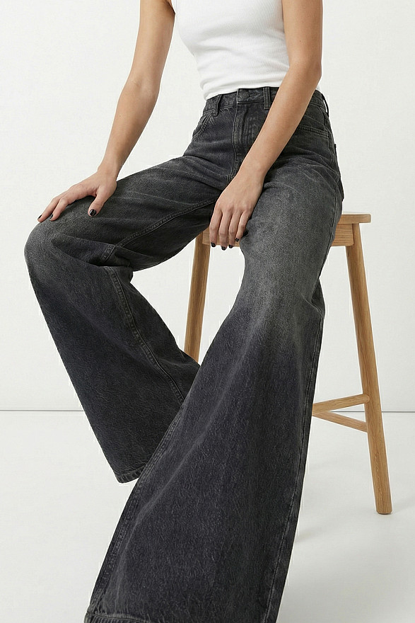 Свободные черные джинсы