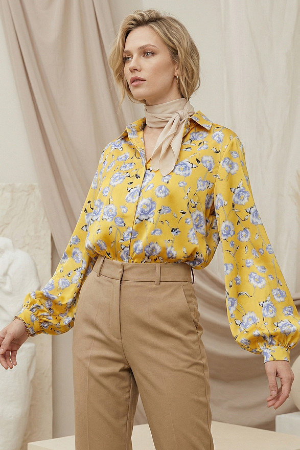 Яскрава жовта блуза з коміром