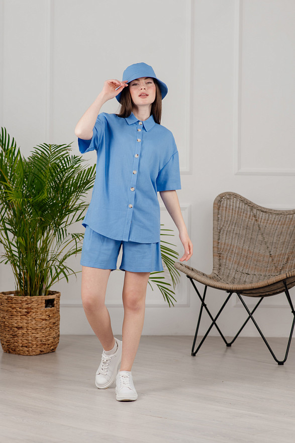 Блакитний костюм з шортами на еластичному поясі з льону