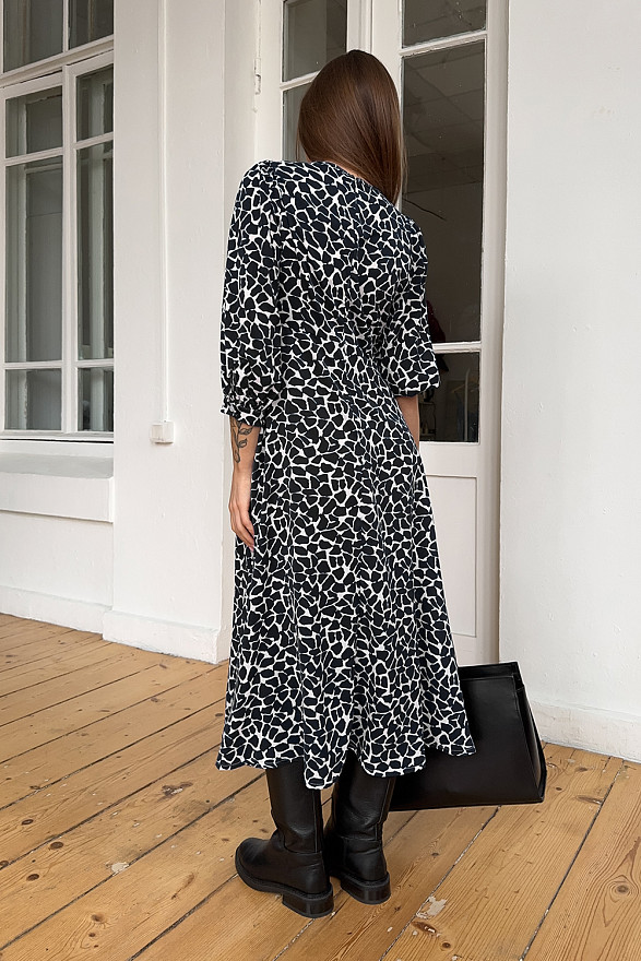 Чорна міді-сукня із супер-софту з пишними рукавами