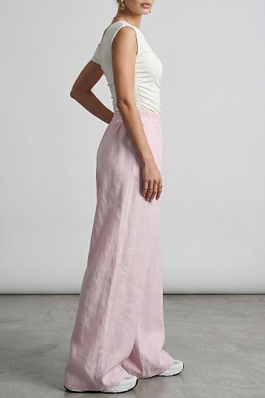 Wide-leg trousers with an elastic waistband create a clean, relaxed silhouette with a refined look. Slanted side pockets maintain minimal lines and practicality. A versatile piece designed for modern city and office wardrobes, easy to style with essentials.
