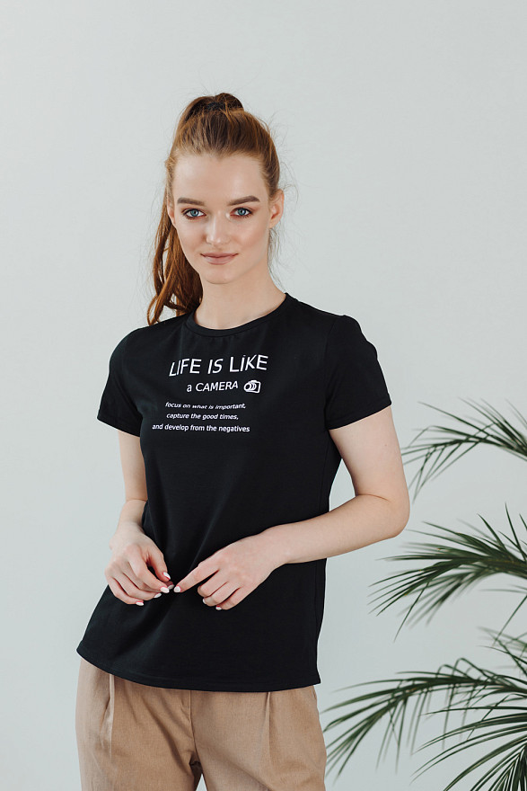 Чорна футболка з написом