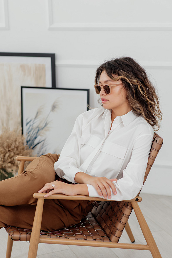 Молочная рубашка с большими карманами