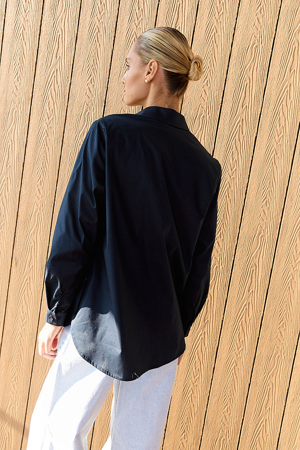 Темно-синя котонова сорочка з функціональними гудзиками з боків