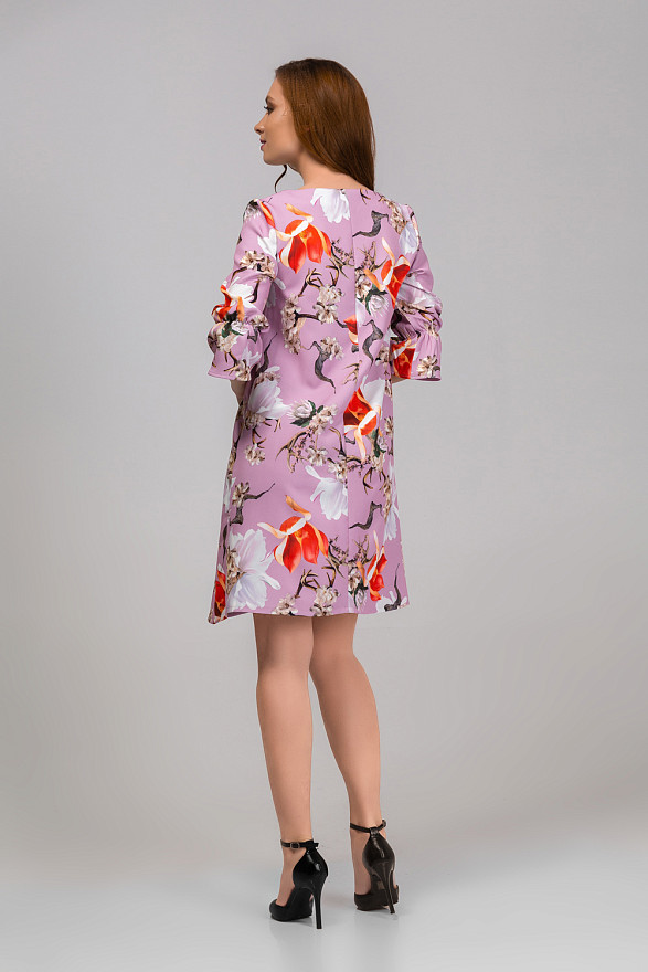 Платье в цветы с воланом на рукаве