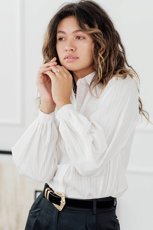 Белая базовая рубашка с объемным рукавом