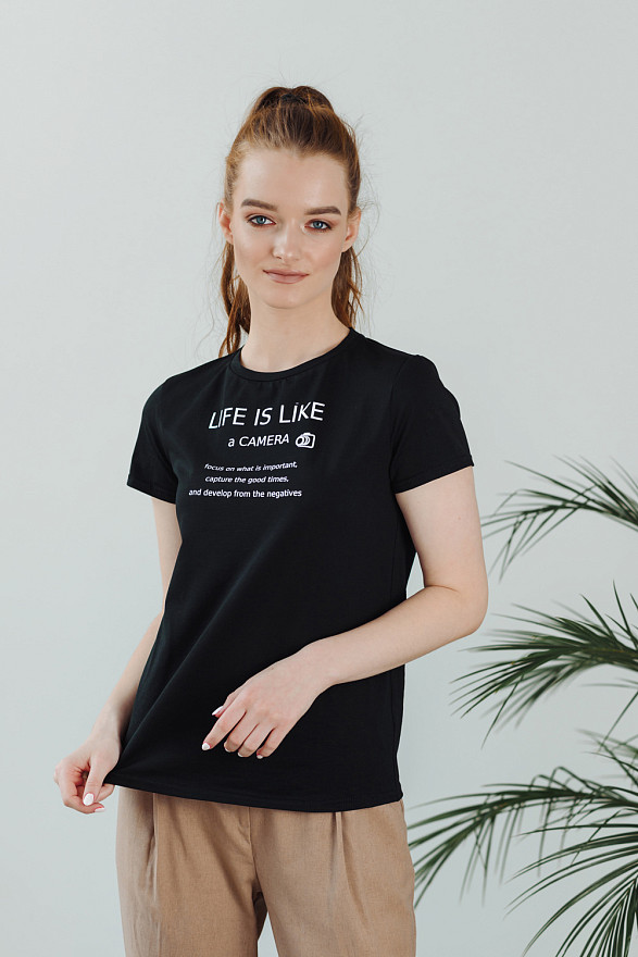 Чорна футболка з написом