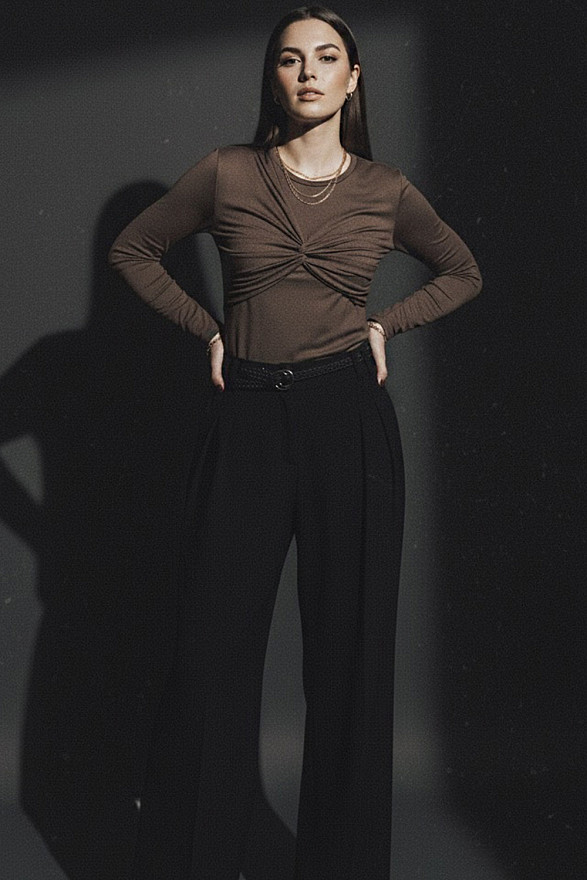 Шоколадный лонгслив с асимметричной драпировкой