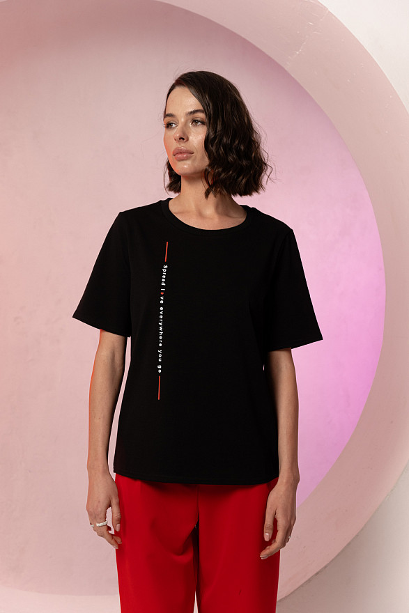 Черная прямая футболка с вертикальной надписью