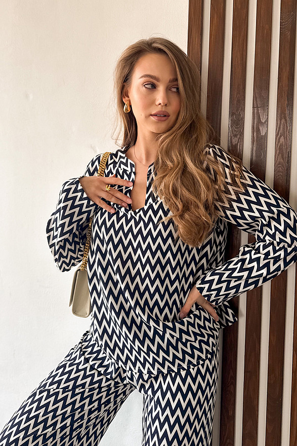 Синий брючный костюм с разрезами и фигурной горловиной