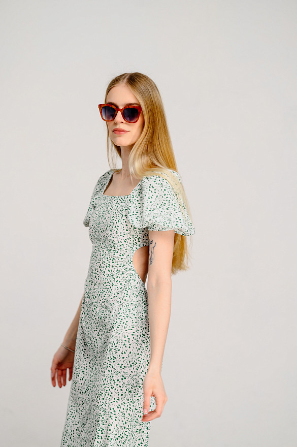 Біла сукня з фігурним вирізом на спині