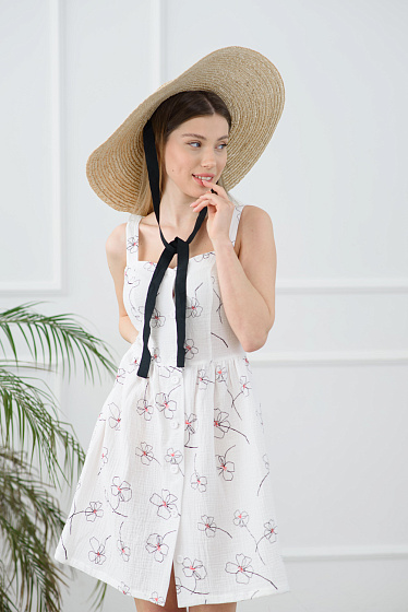 Cute, wide-strap loungewear dress in Crash Mouslin. Cut and piped at the waist, with a scalloped chest. Zip on the buttons along the entire length. Length above the knee.