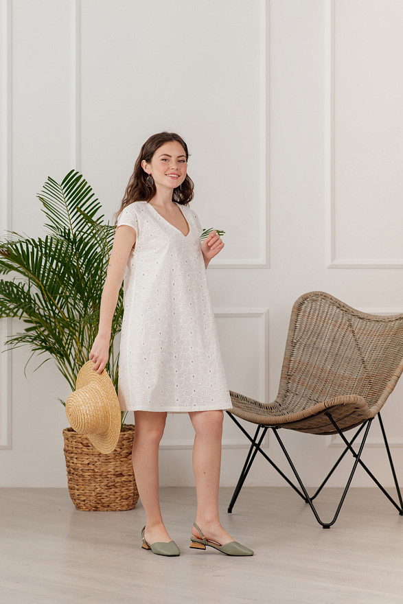 Короткое платье с ажурной вышивкой