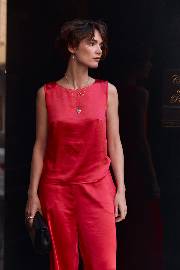 Червоний шовковий костюм