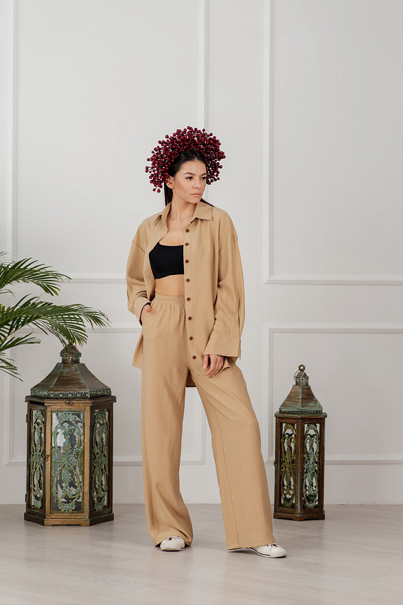 Бежевий лляний брючний костюм