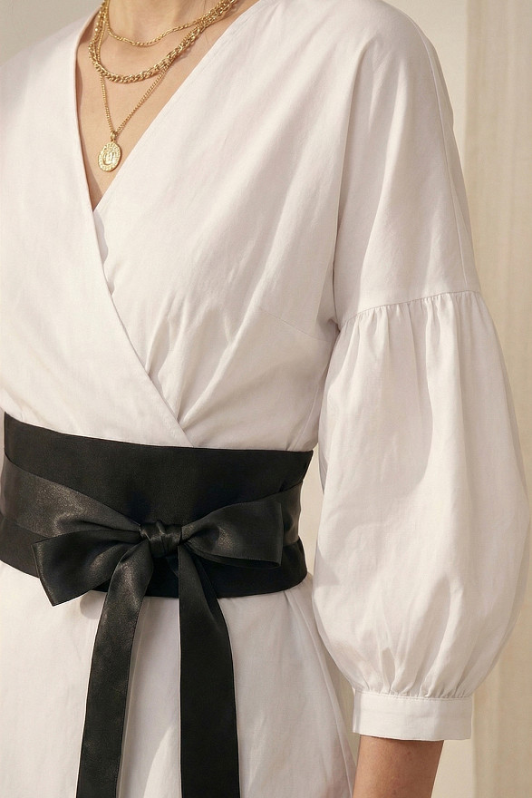 Біла сорочка на запах зі складками