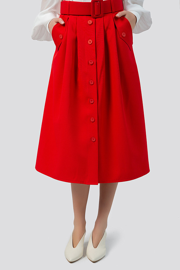 Расклешенная красная юбка с поясом