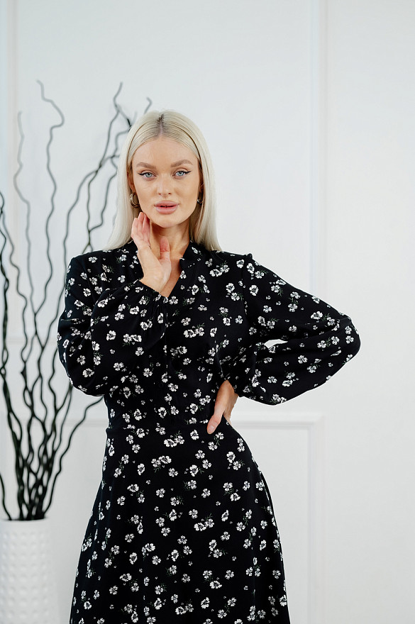 Чёрное классическое платье в цветочный принт. 