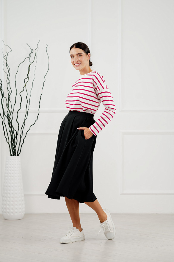 Black pleated below-the-knee skirt