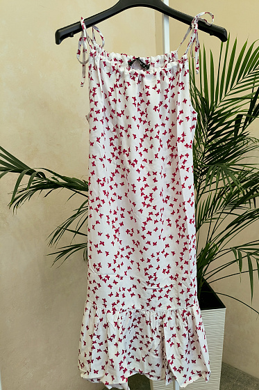 Light free dress with adjustable straps with ties. Gathering on the bodice and ruffles at the bottom.