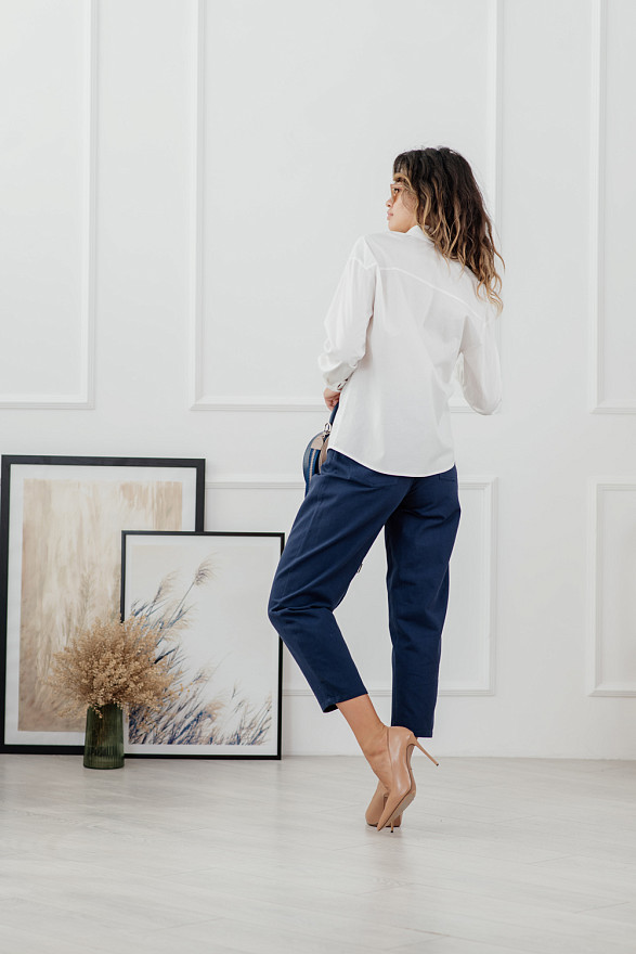 Молочная рубашка с большими карманами