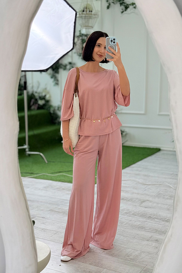 Пудровий трикотажний костюм