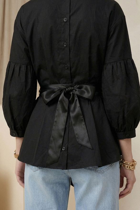 Чорна сорочка з ґудзиками на спинці