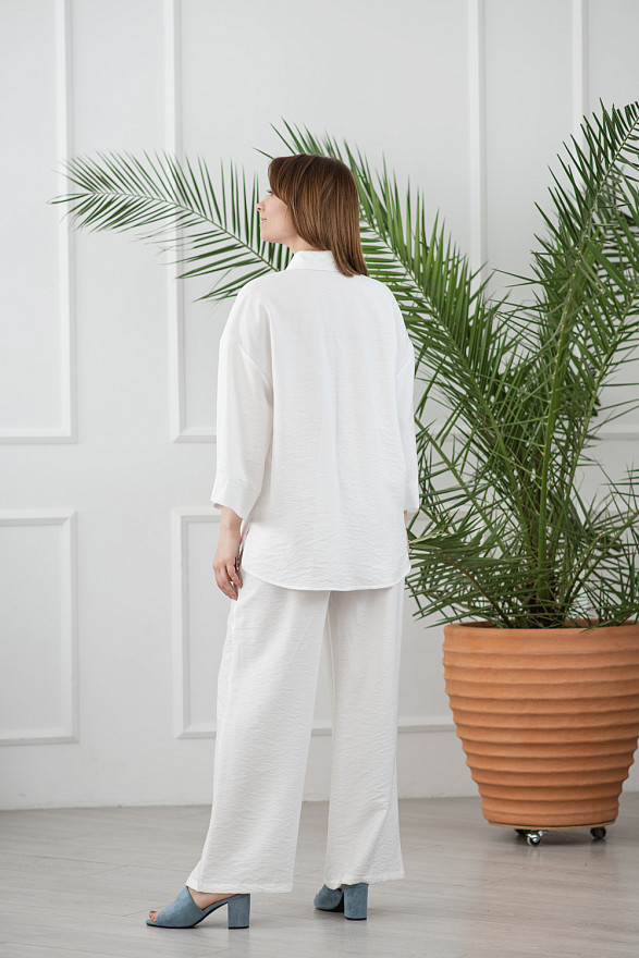 Молочний базовий костюм із льону-жатки.