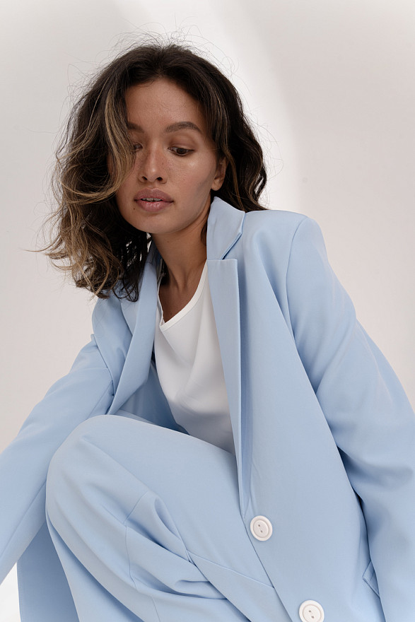 Голубой пиджак в стиле оверсайз