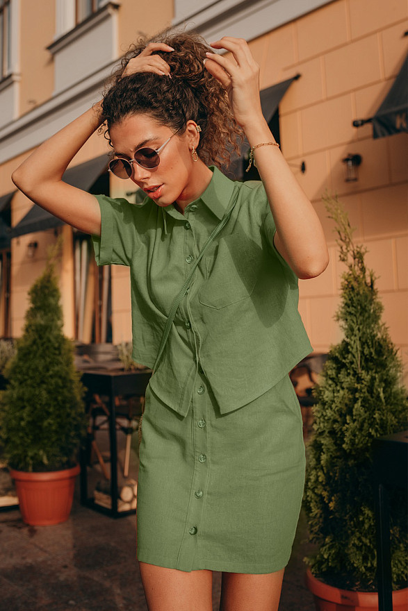 Льняной костюм зеленого цвета