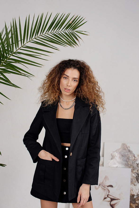 Чорний піджак у стилі сафарі з гудзиком