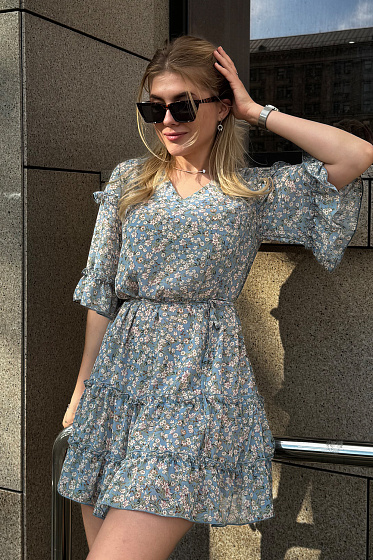 A loose chiffon dress with a lining and a thin belt. Sleeves to the elbow, along the bottom of the dress and sleeves - delicate ruffles. A light, feminine silhouette for summer walks, dates and events.