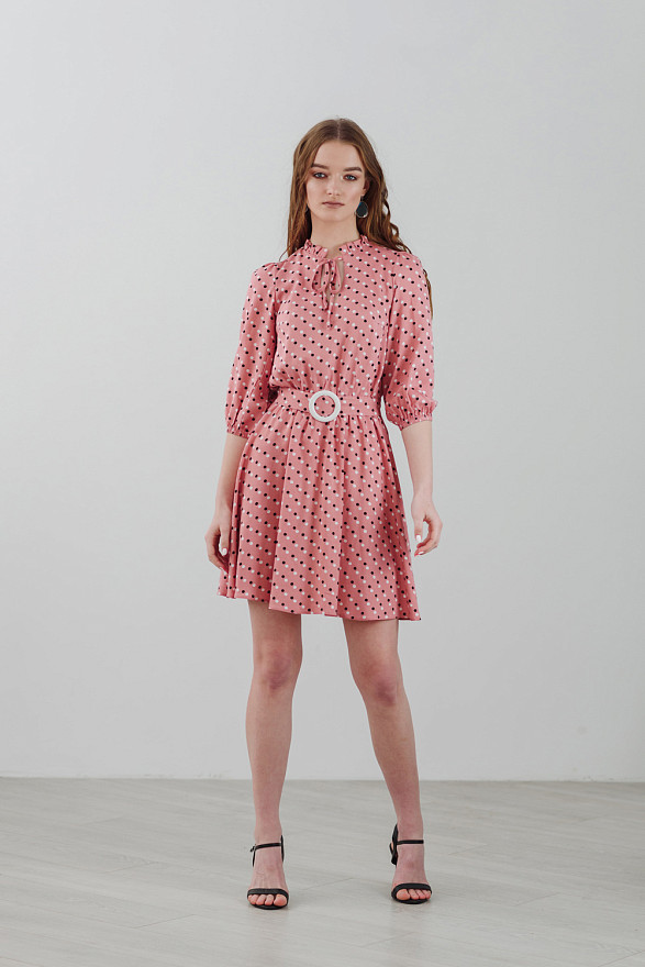 Розовое платье в горошек