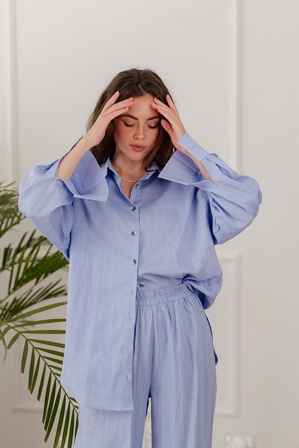 Голубий лляний костюм з полосатими брюками