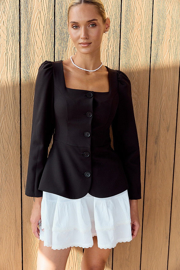 Черное платье с баской и пуговицами