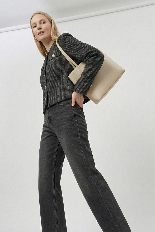 Чорний укорочений жакет із золотими гудзиками та складками на спинці