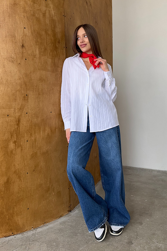 Белая рубашка свободного кроя из фактурного коттона