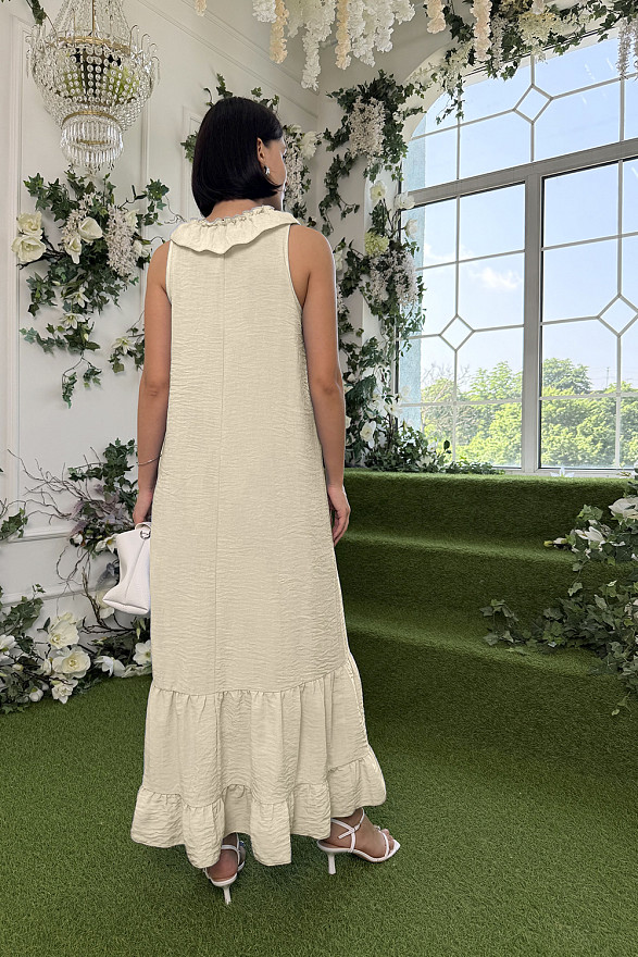 Бежевое свободное платье с рюшей
