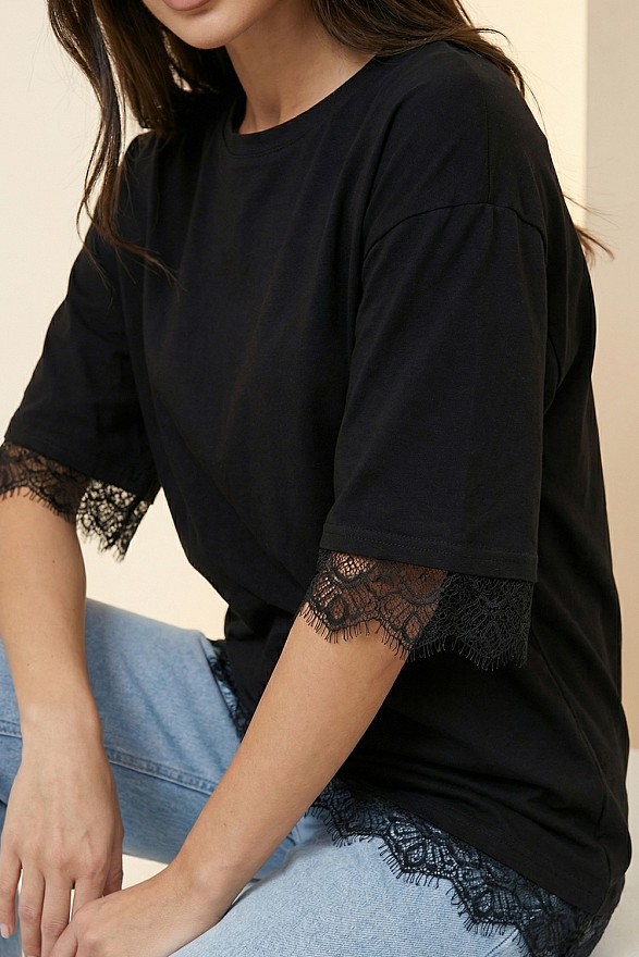 Чорна вільна футболка з мереживом та широкими рукавами