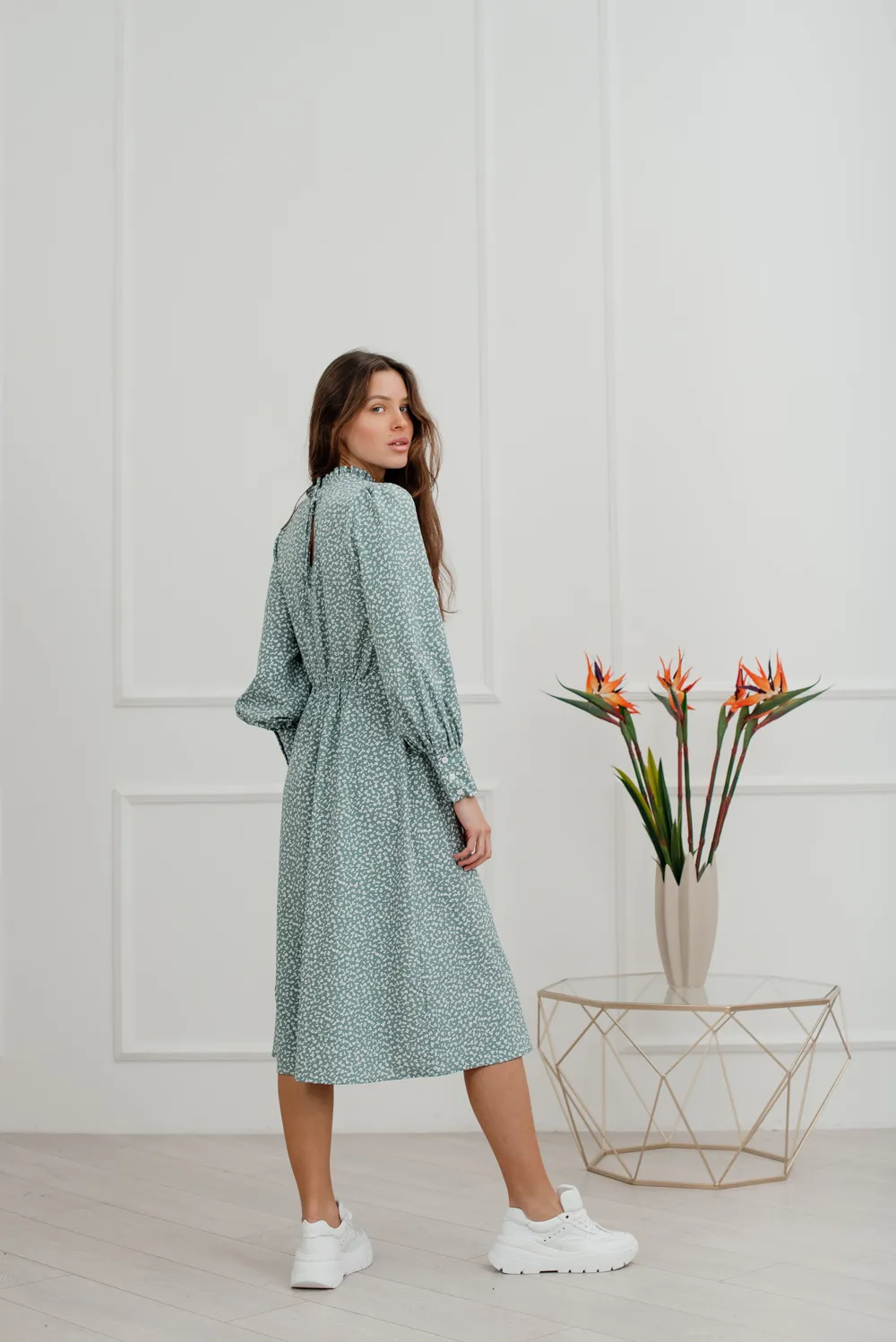 Dress with stand-up collar and delicate ruffles