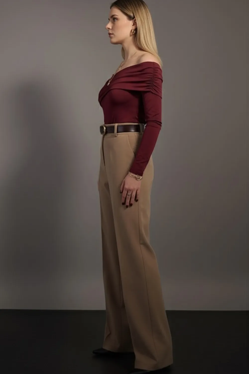 Бордовый лонгслив с длинным рукавом и асимметричным вырезом