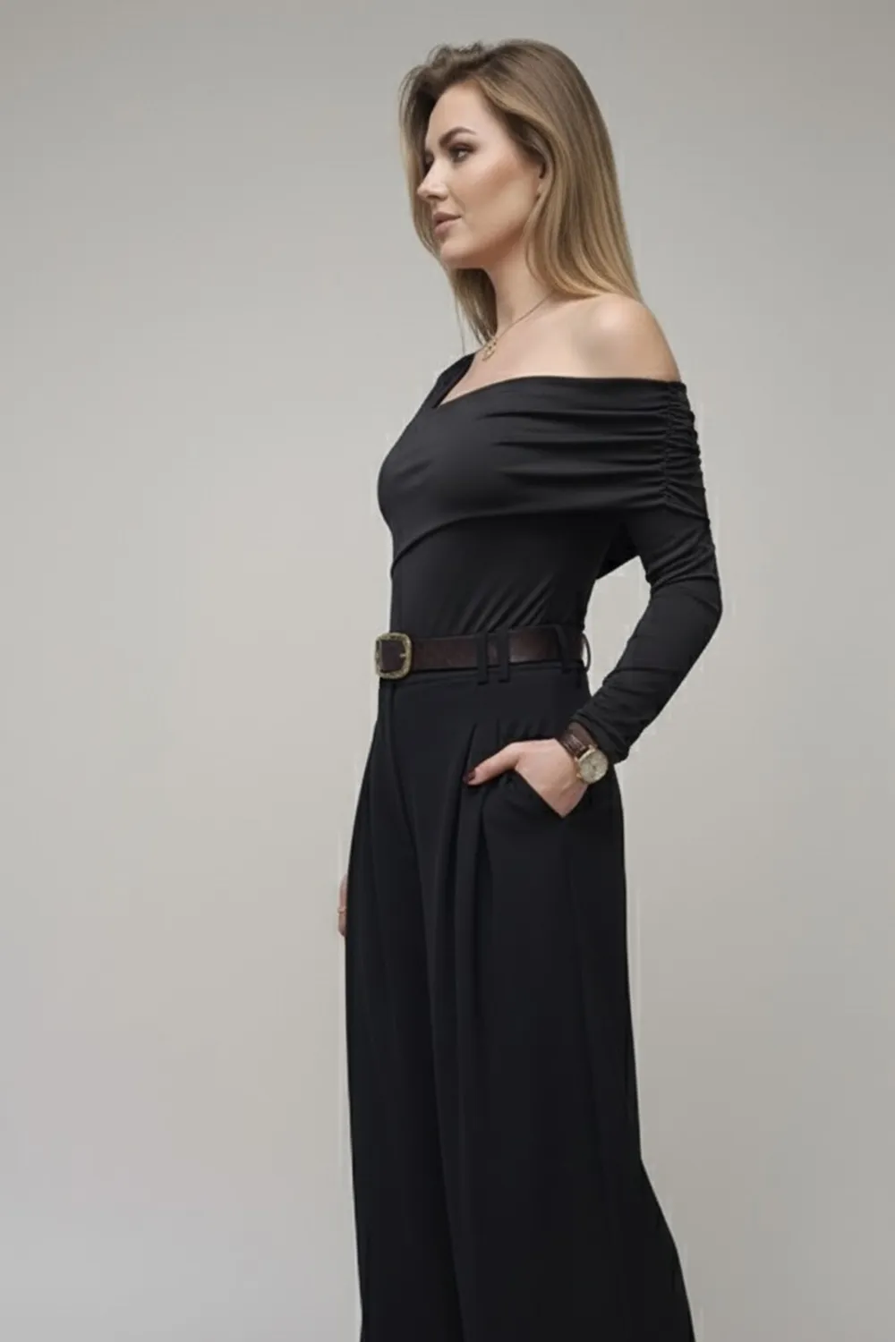 Черный лонгслив с длинным рукавом и асимметричным вырезом