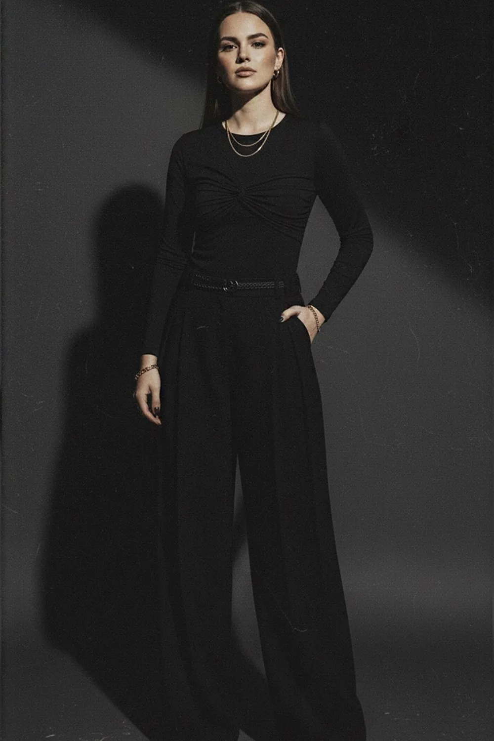 Черный лонгслив с асимметричной драпировкой